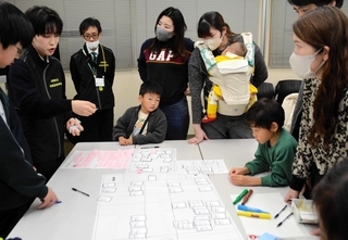 有馬高校の生徒が、避難所運営を想定した防災ゲームを提供した＝三田市尼寺