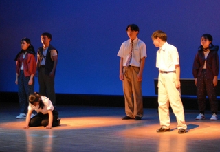 三田空襲を題材に、三田祥雲館高校演劇部の生徒たちが演劇を披露した＝三田市天神１