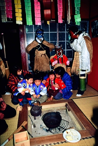 節分の日、鬼の面を着けた子どもが各戸を回る伝統行事「アマメハギ」＝２００３年２月、石川県能登町（森井禎紹さん撮影）