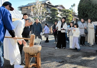 西宮神社三田分社では、開運招福を願って餅つきが行われ、つきたて餅を使ったぜんざいが振る舞われた＝三田市三田町