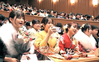 「二十歳を祝う会」で合唱する参加者ら＝三田市天神１