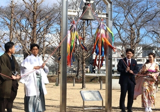 「平和の鐘」を鳴らす式典サポーター＝三田市天神１