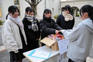 校内でフードドライブの活動に取り組む生徒ら＝三田市学園１