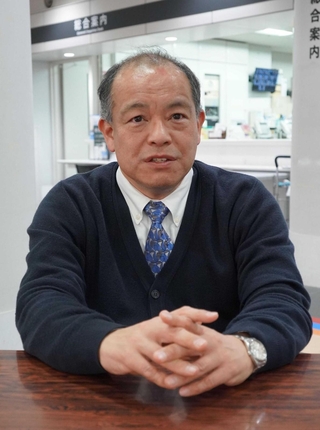 弟の恵介さんとの思い出や阪神・淡路大震災当時を振り返る山口隆司さん＝三田市川除