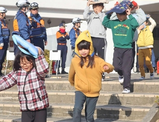 訓練で校庭に避難する児童ら＝三田市東本庄