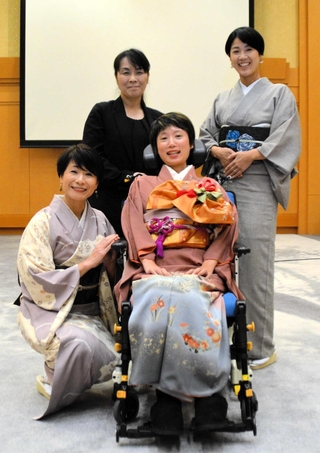 会場の下見に訪れた松本あゆみさん（左端）と、溝口靖子さん（中央）ら、パラコレ兵庫実行委員会のメンバー＝三田市けやき台１