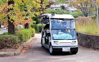 武庫が丘地区で過去に行った実証実験で走る「むこグルグル」。一部は遊歩道も走り、ニュータウンの足としての活躍が期待される（三田市提供）