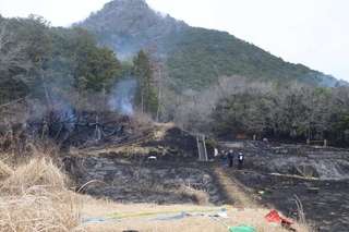 約１ヘクタールが焼けた現場＝２０２５年４月５日、三田市尼寺
