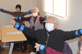 「百歳体操」に励む亀井昭子さん（手前）＝三田市沢谷