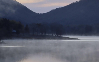 湖面から霧が立ち上がる千丈寺湖＝２１日午前７時２５分、三田市末