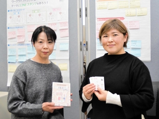 ＬＩＮＥスタンプのきっかけとなった、かるたを見ながら活動を振り返る野間和美さん（左）と、市人権・男女共同参画プラザのルーベッシュ裕子さん＝三田市駅前町