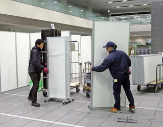 期日前投票所の開設作業も急ピッチで進む＝三田市役所