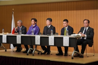 公開討論会に臨む（右から）谷公一氏、遠藤良太氏、川戸康嗣氏、高橋秀彰氏、村岡峰男氏＝三田市駅前町