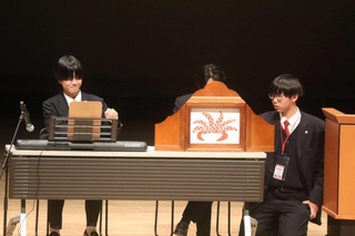 保育分野の探究発表で紙芝居やピアノ演奏を披露した三田松聖高の生徒＝郷の音ホール