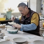 三田青磁の伝統ともいえる型を使って成形する伊藤瑞宝さん＝三田市四ツ辻