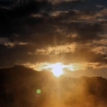 千丈寺湖に差し込む初日の出＝三田市末