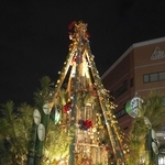 放置竹林の竹を活用した門松のモニュメント。夜はライトアップされる＝三田市駅前町