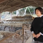 当時の遺構が残る三輪明神窯史跡園で、調査研究を振り返る石神由貴さん＝三田市三輪