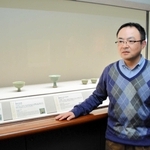 三田青磁の歴史を解説する大阪市立東洋陶磁美術館の梶山博史さん＝大阪市北区中之島１