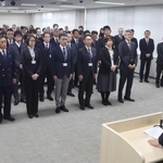 田村克也市長の訓示を聞く市幹部ら＝三田市役所