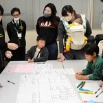 有馬高校の生徒が、避難所運営を想定した防災ゲームを提供した＝三田市尼寺