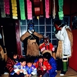 節分の日、鬼の面を着けた子どもが各戸を回る伝統行事「アマメハギ」＝２００３年２月、石川県能登町（森井禎紹さん撮影）