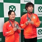 銀メダルを手にする杉本大地さん（右）と石岡洸菜さん＝三田市役所