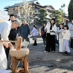 西宮神社三田分社では、開運招福を願って餅つきが行われ、つきたて餅を使ったぜんざいが振る舞われた＝三田市三田町