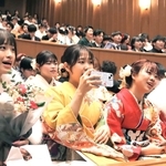 「二十歳を祝う会」で合唱する参加者ら＝三田市天神１