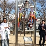 「平和の鐘」を鳴らす式典サポーター＝三田市天神１
