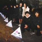 北摂三田高校内の通路沿いに、足元を照らすイルミネーションの設置を行った生徒会執行部の生徒ら＝三田市狭間が丘１