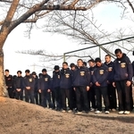 阪神・淡路で犠牲の先輩悼み合掌　三田学園中・高の野球部員70人　遺族寄贈の桜の木の前で