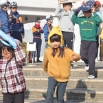 訓練で校庭に避難する児童ら＝三田市東本庄