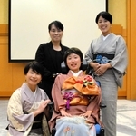 会場の下見に訪れた松本あゆみさん（左端）と、溝口靖子さん（中央）ら、パラコレ兵庫実行委員会のメンバー＝三田市けやき台１