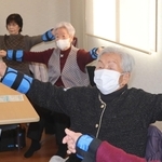 長寿の秘けつは働くこと？　数え年100歳の女性が元気に百歳体操、週1回の集いに皆勤