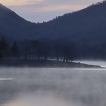 湖面から霧が立ち上がる千丈寺湖＝２１日午前７時２５分、三田市末