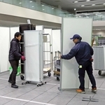 期日前投票所の開設作業も急ピッチで進む＝三田市役所