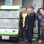 車両と記念撮影する関係者ら＝三田市武庫が丘３