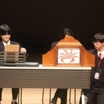 保育分野の探究発表で紙芝居やピアノ演奏を披露した三田松聖高の生徒＝郷の音ホール