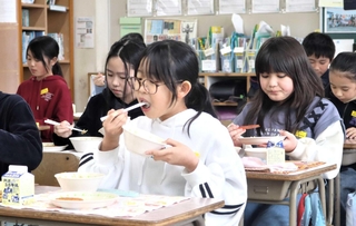 枝豆コロッケなどの給食を楽しんだ子どもたち＝三田市川除、松が丘小