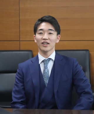 今後の意気込みなどを語った冨田誠也さん＝三田市三輪２