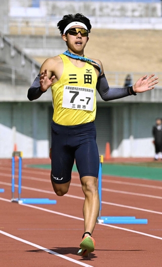 男子の２位でゴールする三田市７区の森玉鳳雅選手＝三木市志染町三津田、三木総合防災公園陸上競技場（撮影・斎藤雅志）