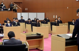「提案」形式で開かれた高校生議会。各発表ごとに田村克也市長からの講評があった＝三田市三輪２
