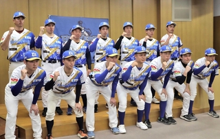 飛躍を誓った新入団選手たち＝三田市川除