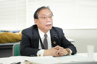 ９選を果たし、選挙戦を振り返る谷公一氏＝豊岡市寿町