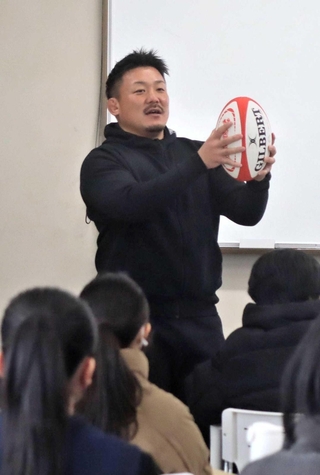 生徒たちの前でこれまでの選手人生を振り返った山本幸輝さん＝北摂三田高