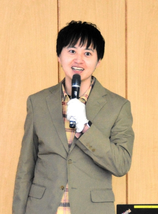講演する小林春彦さん＝三田市武庫が丘７