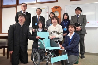 車いすを寄贈した有馬高の生徒や保護者ら＝三田市天神２