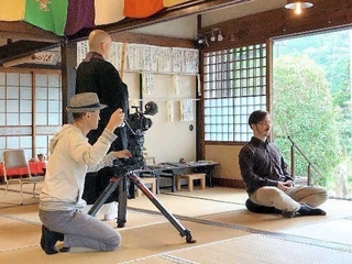 インバウンド向けＰＲ動画の撮影風景。川西市の徳林寺でカメラを回した（提供）