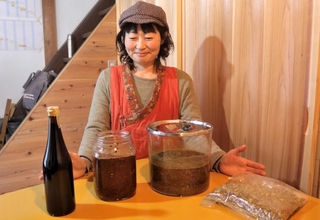 田坂あいさんが販売するしょうゆ製造キット（右から二つ目）。容器にこうじと塩、水を入れてかき混ぜる＝三田市木器